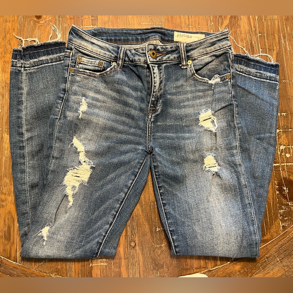 Pistola jeans. Distressed. Size 28.